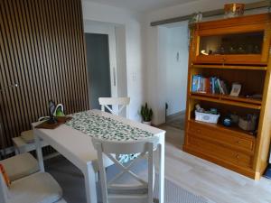 a white table and chairs in a room at Ferienwohnung am Pilsensee in Seefeld