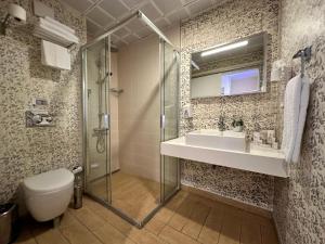 イスタンブールにあるTempo Hotel 4Leventのシャワー、洗面台、トイレ付きのバスルーム