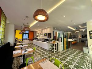 a restaurant with aasteryasteryasteryasteryasteryasteryasteryasteryasteryasteryasteryastery at Tempo Hotel 4Levent in Istanbul
