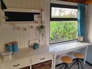 a desk in a tiny house with a window at protte Wille in Scherpenzeel