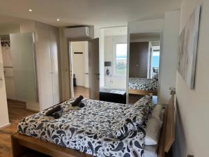Posteľ alebo postele v izbe v ubytovaní Spacious Apartment in Valencia with Sea View - 160 sqm