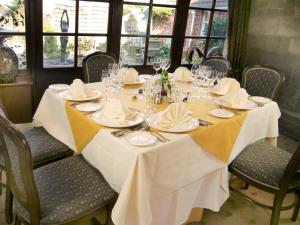 een tafel met witte tafelkleden en servetten erop bij La Fleur De Lys in Shaftesbury