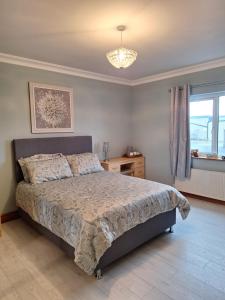 Postel nebo postele na pokoji v ubytování Ballnamona house + 37 fotografií