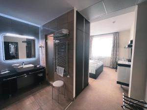 Postel nebo postele na pokoji v ubytování Hotel Czinege & Étterem
