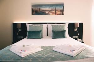 Postel nebo postele na pokoji v ubytování Hotel Czinege & Étterem