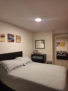 Un pat sau paturi într-o cameră la In The Heart of the City Zone 4