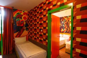 a room with a mirror and a room with a bed at Sleephotels 1970s in Hamburg