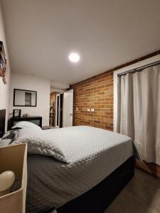 Un pat sau paturi într-o cameră la In The Heart of the City Zone 4