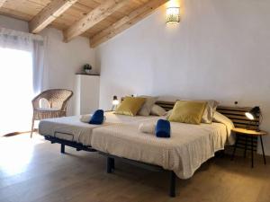 Postel nebo postele na pokoji v ubytování Ca la Neus - Casa per 8 persones al poble de Mura