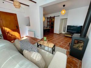 TV a/nebo společenská místnost v ubytování Ca la Neus - Casa per 8 persones al poble de Mura