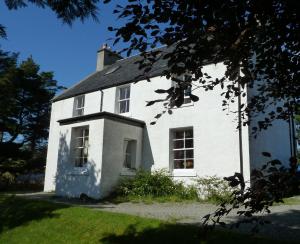 a white house with a roof at Tullochard House B&B in Dunvegan +16 photos