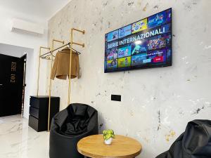 TV a/nebo společenská místnost v ubytování ESE luxury spa suites - elegant jacuzzi suite, quiet&central + 9 fotografií