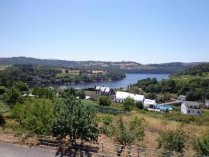 uma vista para uma cidade e um lago em Albergue Aqua Portomarin em Portomarin