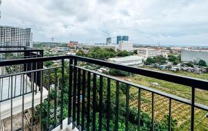 un balcone con vista sulla città di Luxe City Studio Hideaway a Città di Iloilo