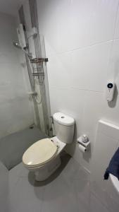 ไนซ์สเตย์ เฮาส์ แอทคลองสาม รังสิต คลองหลวง ปทุมธานี Nice Stay House at Khlong Sam - Rangsit - Khlong Luang - Phathumthani的一间浴室