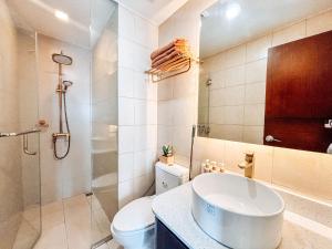 un bagno con doccia, WC e lavandino di Luxe City Studio Hideaway a Città di Iloilo Altre 12 foto