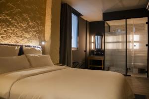 a bedroom with a large white bed and a window at Letoh Letoh Bilbao in Bilbao