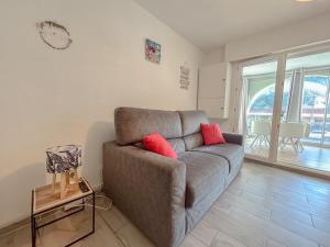 a living room with a couch and a table at 2 pièces apartement à Fréjus avec parking in Fréjus