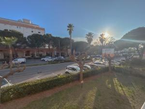 a street with cars parked in a parking lot at 2 pièces apartement à Fréjus avec parking in Fréjus