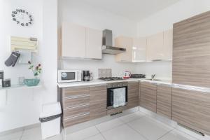 Kuchyň nebo kuchyňský kout v ubytování Spacious Penthouse w Side Sea View