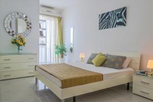 Postel nebo postele na pokoji v ubytování Spacious Penthouse w Side Sea View