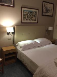 Postel nebo postele na pokoji v ubytování Hotel Ariella