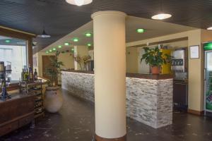 una columna blanca en un restaurante con bar en Bike & Family Hotel Derby, en Finale Ligure