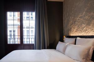 a bedroom with a large bed and a window at Letoh Letoh Bilbao in Bilbao