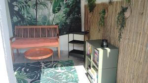 une pièce avec un banc et une étagère dans l'établissement Maison de village Sarrians, à Sarrians