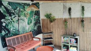 une pièce avec un banc et une étagère dans l'établissement Maison de village Sarrians, à Sarrians