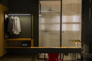 a dressing room with a mirror and a closet at Letoh Letoh Bilbao in Bilbao