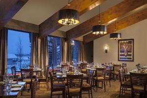 A restaurant or other place to eat at Snake River Lodge & Spa