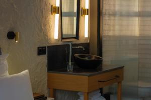 a bathroom with a bowl sink and a mirror at Letoh Letoh Bilbao in Bilbao