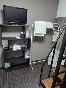TV a/nebo společenská místnost v ubytování NINN101 - Osaka Itami Airport Guest House 大阪国際空港 伊丹空港 ITM ゲストハウス ニン + 31 fotografií