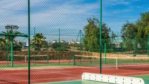 Tennis and/or squash facilities at La Torre Golf Resort or nearby