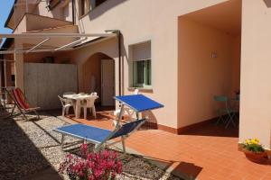 サン·ヴィンチェンツォにあるOnda etrusca con giardino tranquillo riservato Pet Friendlyの- パティオ(青い卓球台、椅子付)
