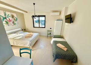 Giường trong phòng chung tại TWINS Appartamento panoramico in Puglia