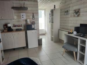 Nhà bếp/bếp nhỏ tại Maison au calme au coeur du vignoble nantais