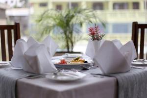 uma mesa com um prato de comida por cima em Venus Premier Hotel em Arusha