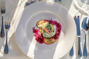 Makanan di atau berdekatan hotel