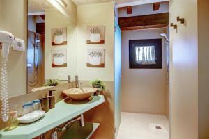 A bathroom at Hotel de Riu Boutique Még 37 kép