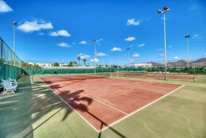 una cancha de tenis con una red en una cancha de tenis en Las Brisas Villa 106, en Playa Blanca