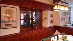 Fotografie z fotogalerie ubytování Altstadt- und Businesshotel Pfaubräu - Brauereigasthof - Frühstücksbuffet - kostenfreie Radgarage - Hunde willkommen v destinaci Trostberg an der Alz