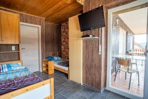 a room with a bed and a tv on a wall at Monteurzimmer Rabe in Billigheim