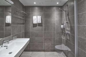 un bagno con doccia e lavandino di Scandic Kiruna a Kiruna