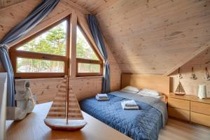 Ένα ή περισσότερα κρεβάτια σε δωμάτιο στο Aqua Domki Całoroczne Pobierowo