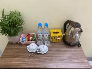 Příslušenství pro přípravu čaje a kávy v ubytování TAM CỐC ĐỨC VÂN HOMESTAY + 12 fotografií