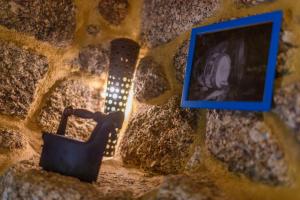 una luce su un muro di pietra con un quadro di Gerês Country Stays - Sequeiro a Rio Caldo