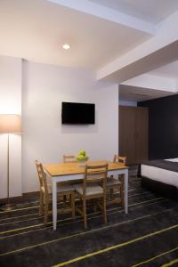 Televisyen dan/atau pusat hiburan di Nova Hotel Yerevan