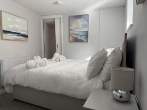 Postel nebo postele na pokoji v ubytování Pebbles - Lyme Regis